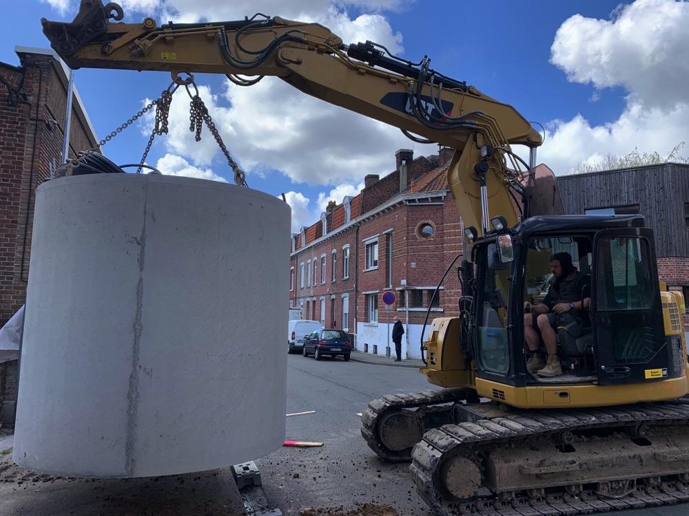 Installation d’une cuve béton enterrée de 10000L pour récupérer l’eau de pluie à Mons-En-Barœul (Nord).
