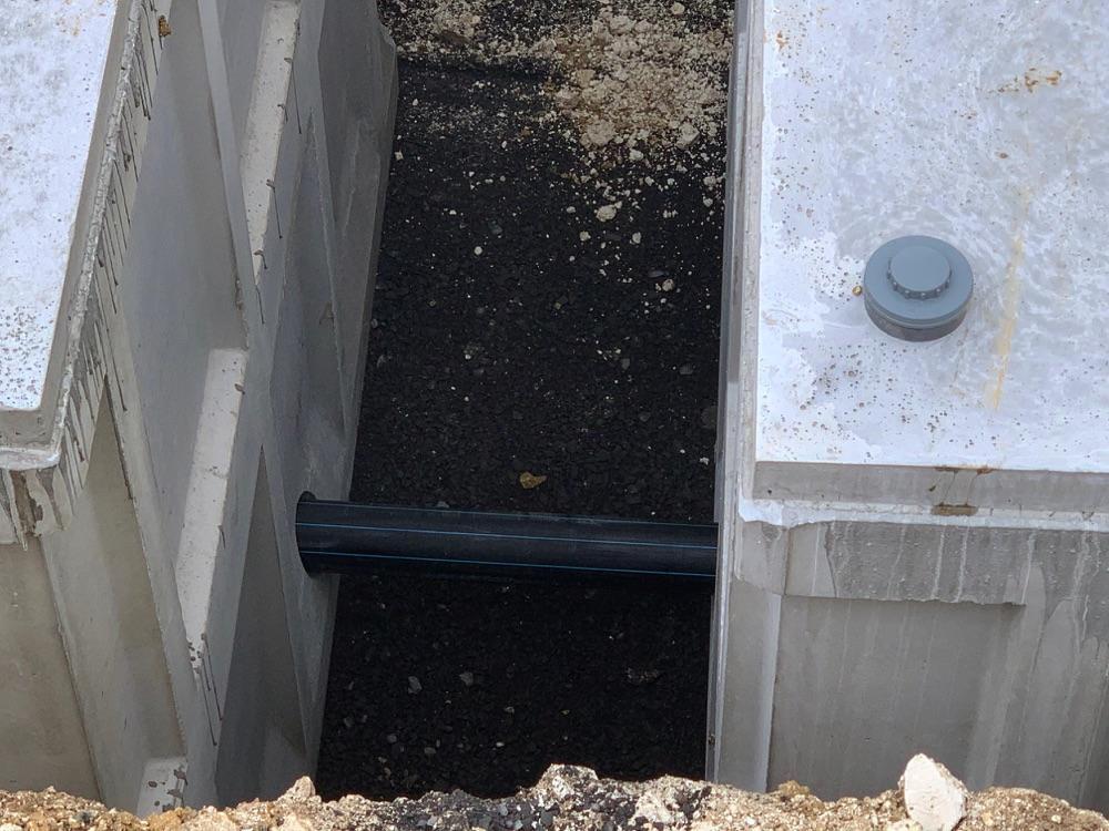 Installation de trois cuves béton de 20000L raccordées entre elles pour un stockage total de 60000L.