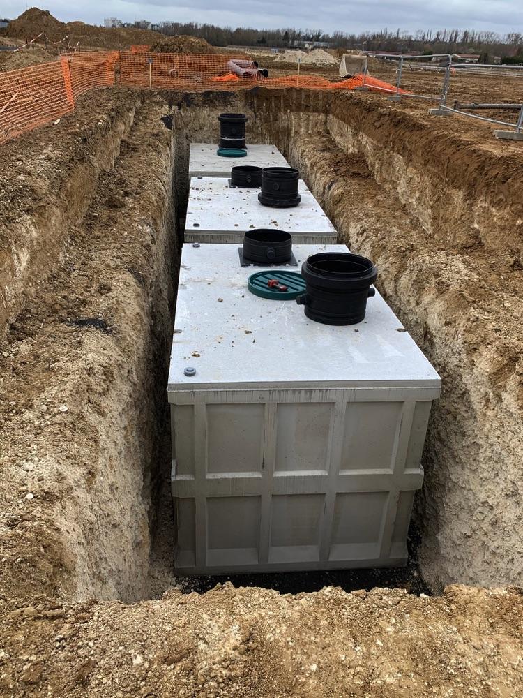 Installation de trois cuves béton de 20000L raccordées entre elles pour un stockage total de 60000L.