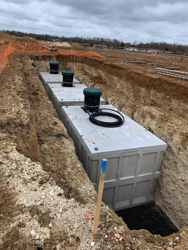 Installation de trois cuves béton de 20000L raccordées entre elles pour un stockage total de 60000L.